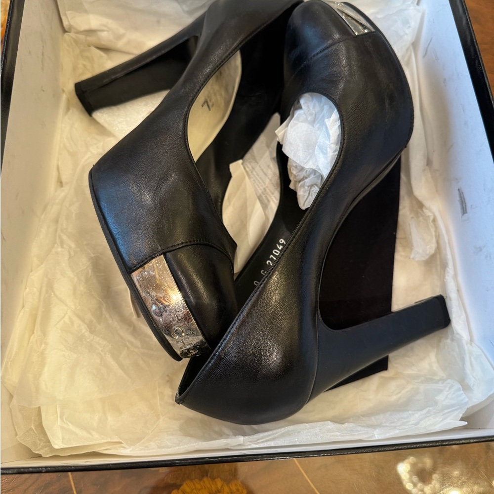 Authentic CHANEL leather logo metal plate platform pump
EU 39.5 USA Sz 9.5 - Picture 3 of 15
